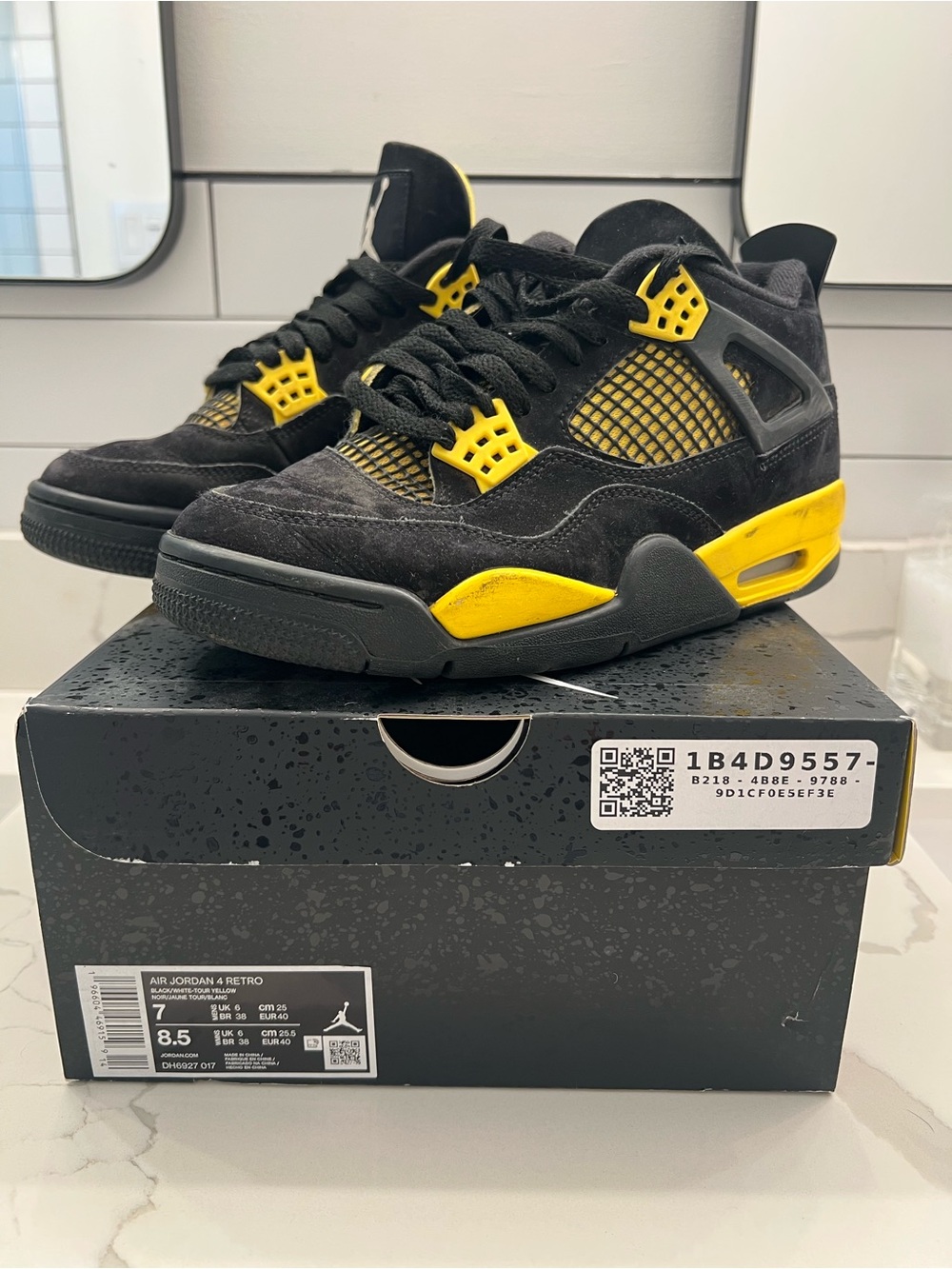 Jordan Men's Black and Yellow Retro Sneakers